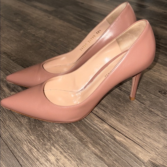 Gianvito Rossi
Gianvito 85mm pumps size 8.5 woman’s
Made in Italy - Picture 7 of 12